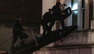 La Policía irrumpe en el campus de la Universidad de Columbia y detiene a decenas de manifestantes