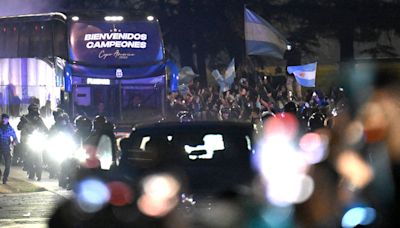 Cientos de aficionados reciben a Argentina tras bicampeonato