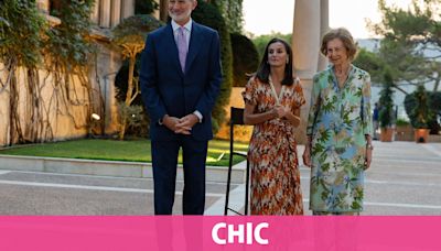 Los Reyes reciben a la sociedad balear en los jardines de Marivent