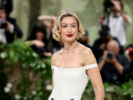 Gigi Hadid Shares 'No Make-Up' Make-Up Selfie By The Pool And It Screams Summer Vibes