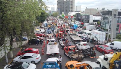 Choferes de grúas colapsan vialidades en Tlalnepantla