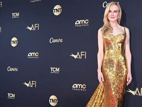 Come una stella. Nicole Kidman riceve il premio alla carriera in un abito di paillettes dorate di Balenciaga