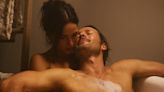 Por qué Glen Powell y Adria Arjona grabaron sus escenas de sexo doloridos: "¡Quita de encima!"