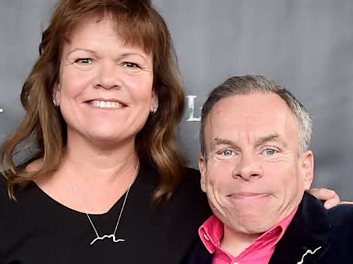 Warwick Davis (Willow, Harry Potter) llora destrozado la muerte de su mujer a los 53 años: "Un vacío enorme"