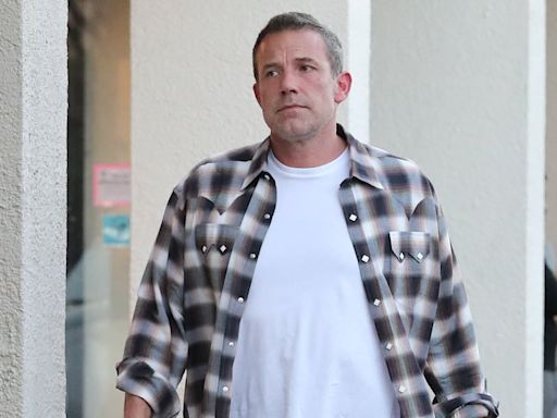 Ben Affleck ditches wedding ring during lunch with daughter Violet, 18