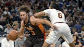 Cleveland Cavaliers agree to deals with veteran NBA center Robin Lopez, guard Raul Neto