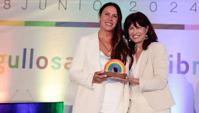 Karla Sofía Gascón, ganadora de la Palma de Oro por ‘Emilia Pérez’, recibe el ‘Reconocimiento Arcoíris’ de mano del Ministerio de Igualdad