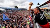 Hamilton quebra protocolo após vitória em Silverstone