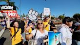 "Vivimos en coches y hostales": los trabajadores de Disneyland amenazan con convocar la primera huelga en 40 años