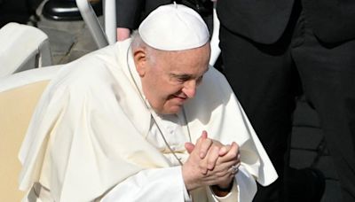 El papa Francisco rompe con la tradición: lava los pies solo a mujeres en el ritual anual