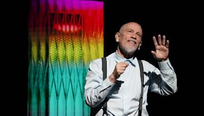 Lots of cheers for US star John Malkovich at Hamburg's Thalia Theatre