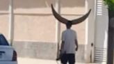VÍDEO: Homem anda com chifres 'gigantes' na rua e chama atenção