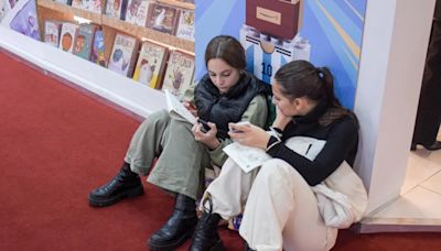Frente a la crisis económica y los recortes, la Feria del Libro se resiste a abandonar su esplendor