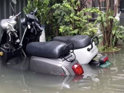 30年來不曾淹水...建商施工堵住排水 台南鬧區逢雨成水路