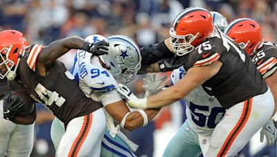 Joel Bitonio downplays viral video that shows him slapping Deshaun Watson's hand away