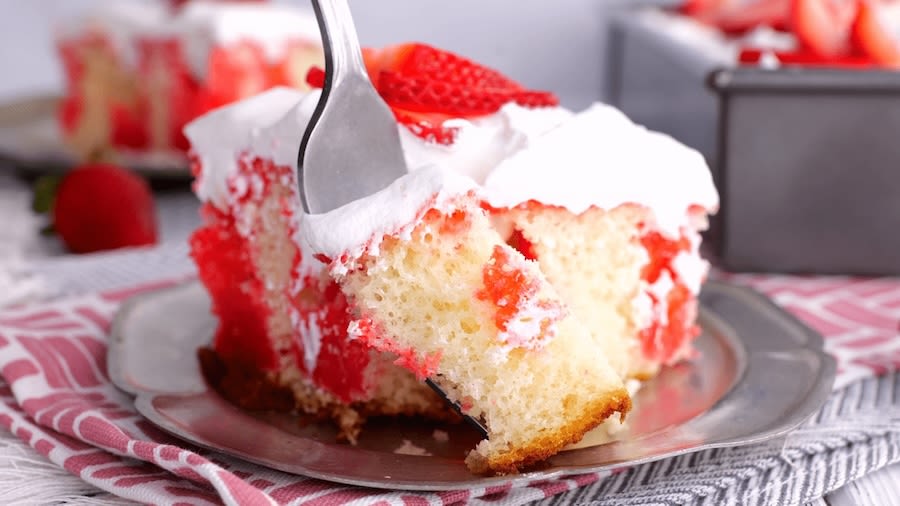 A refreshing strawberry Jello poke cake that aims to satisfy - East Idaho News