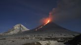 El estratovolcán Klyuchevskaya Sopka cubre de cenizas la península de Kamchatka