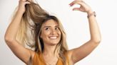 Cuidá tu pelo: el truco casero con canela y miel que te ayuda a hidratar el cabello y aclarar su color