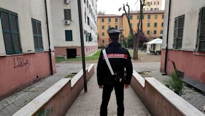 Accoltellato in strada e abbandonato in una pozza di sangue: grave 19enne