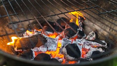 Ya sea leña o carbón, 4 formas simples y baratas para prender el asador