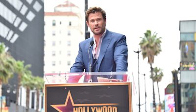Chris Hemsworth devela su estrella en el Paseo de la Fama junto a Anya Taylor-Joy - La Opinión