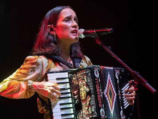 Julieta Venegas tiende un puente musical entre Europa y América en el arranque de La Mar de Músicas
