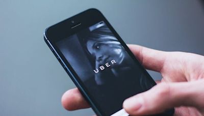 Uber podría enfrentarse a una demanda millonaria por los taxis negros de Londres