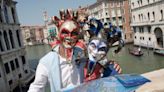 Ex-mayor urges tourists not to pay fee to enter Venice