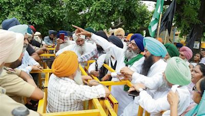 Latifpura oustees protest outside Chief Minister’s rented residence