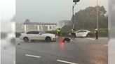 金門轎車撞機車釀1傷 超暖心！3阿兵哥雨中撐傘救援