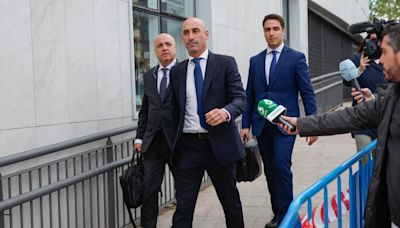 Luis Rubiales tendrá que comparecer una vez al mes ante la jueza