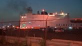 Mueren dos bomberos de Nueva Jersey en un incendio en un barco que llevaba 5.000 autos