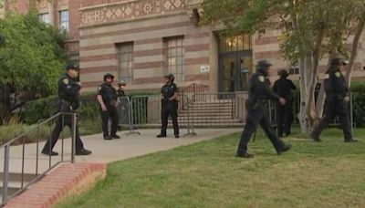 Oficiales de policía vigilan el campus de UCLA durante la reanudación de clases