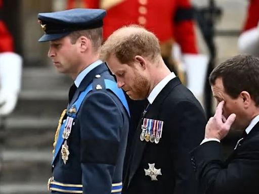 A piadinha triste que Harry e William falaram um para o outro no funeral da avó, a Rainha Elizabeth II