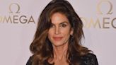 Cindy Crawford ultra sexy, en maillot de bain échancré et décolleté plongeant