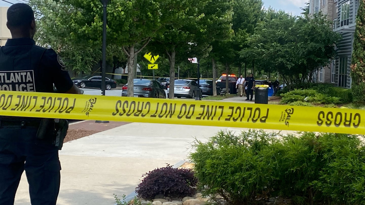 Man fatally stabbed outside northeast Atlanta apartment complex