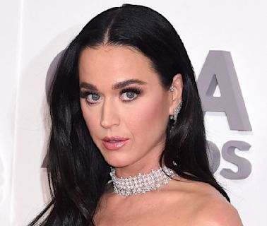 Katy Perry : renversante dans une robe bustier futuriste qui dévoile sa superbe poitrine