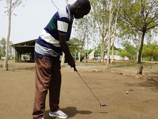 Nada detiene a los golfistas de Burkina Faso: por la escasez de agua juegan en una cancha de tierra