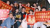 Por qué los jóvenes en China abandonan sus empleos y organizan "fiestas de renuncia"