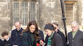 El abrigo tartán de Kate Middleton en un homenaje 'eco' a Isabel II