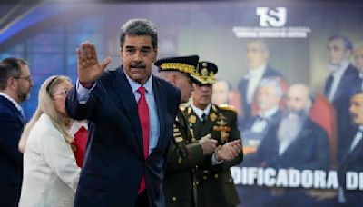 Nicolás Maduro dice que Whatsapp es usada para amenazar y lo desinstala en directo - MarcaTV