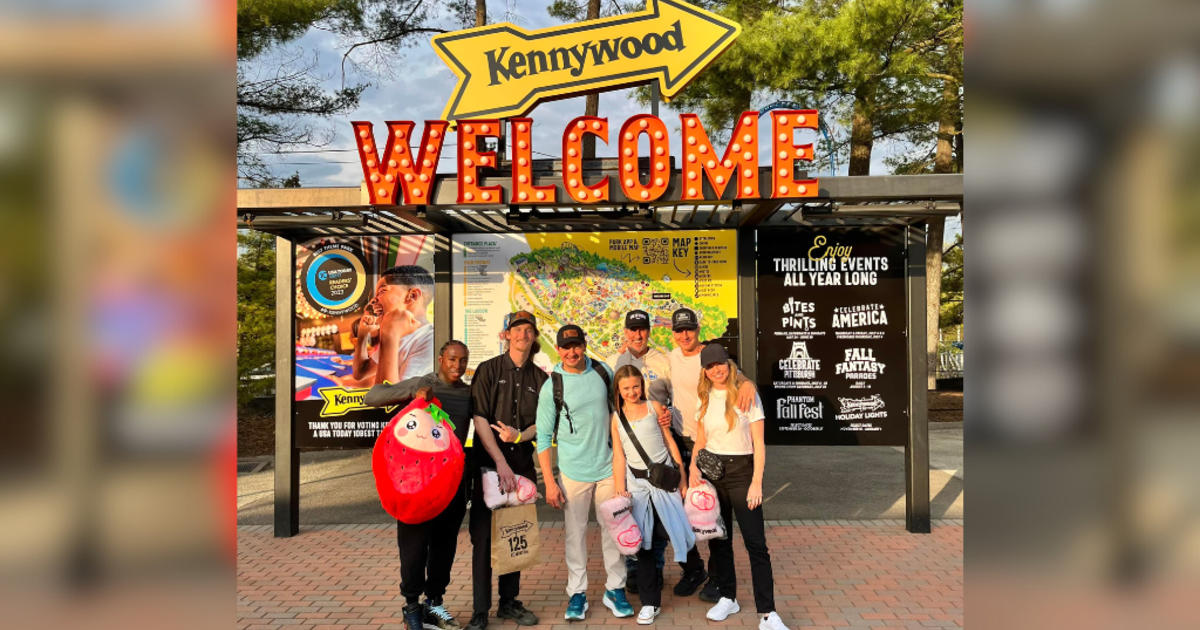 Jeremy Renner visits Kennywood while filming in Pittsburgh