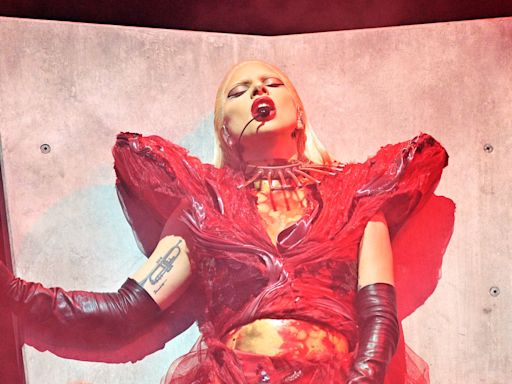 Lady Gaga conta que fez cinco shows de sua turnê com Covid-19, em 2022