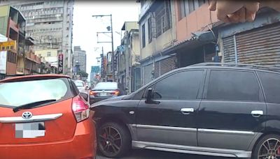 【有片】掛失竊車牌拒檢加速逃 撞上無辜小客車