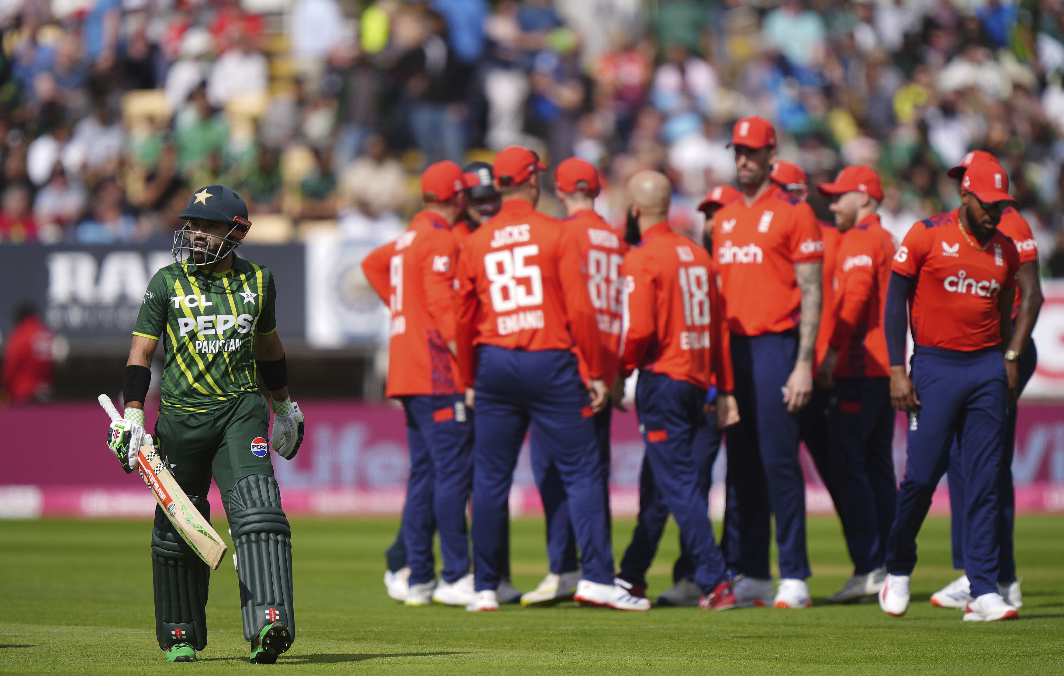 Archer takes 2 wickets on return in England T20 win over Pakistan