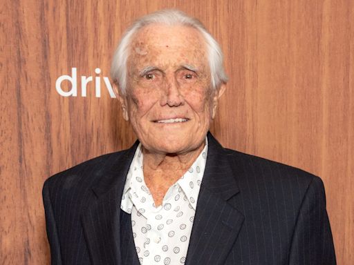 Former James Bond Star George Lazenby Retires From Acting: “Getting Old Is No Fun”