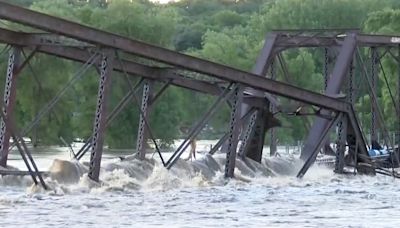 At least 2 dead as devastating Midwest flooding triggers evacuations