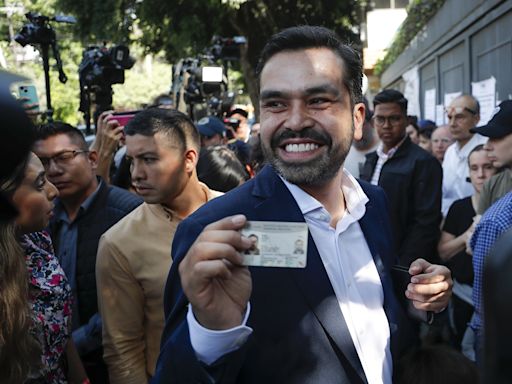 El candidato Máynez vota "orgulloso" en México y pide una elección "en paz"