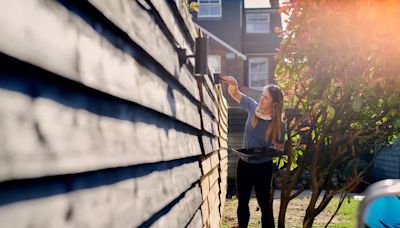 The garden fence colours that make different sized outdoor spaces 'feel bigger'