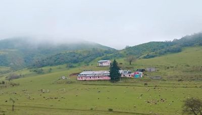 La vida en una escuela de alta montaña: clases entre las nubes y maestros que viajan 9 horas a caballo